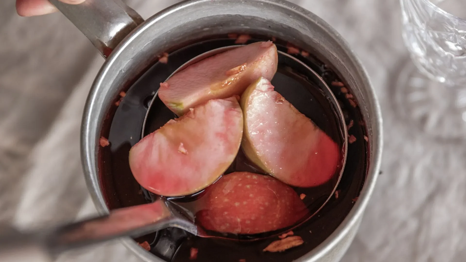 Apples stewing in a pot, releasing pectin and fiber, showing what makes stewed apples for gut health so effective and bioavailable.