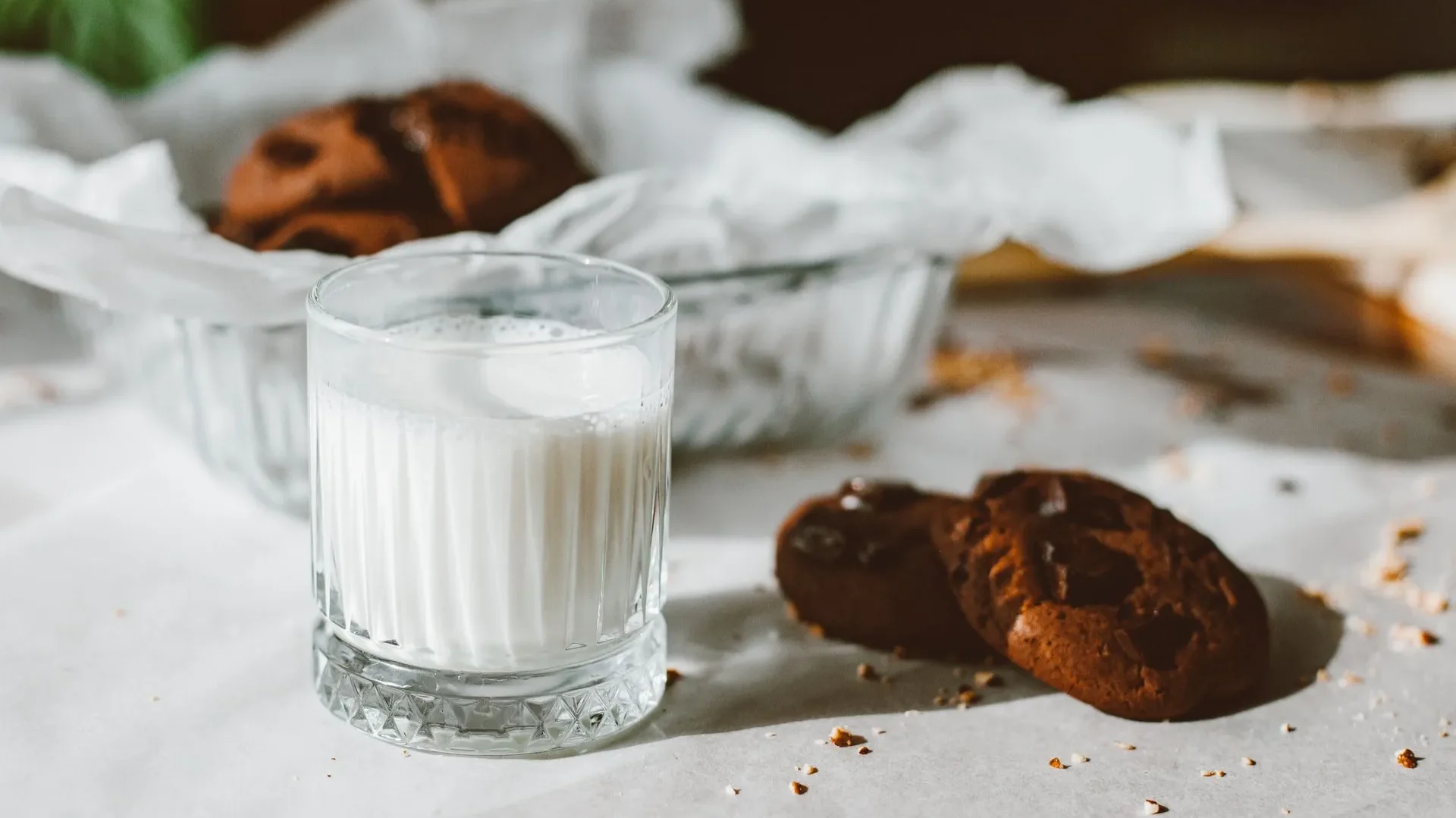 A glass of plain kefir with a caution symbol, noting considerations such as dairy sensitivity and the importance of choosing unsweetened kefir to maximize kefir benefits for gut health.