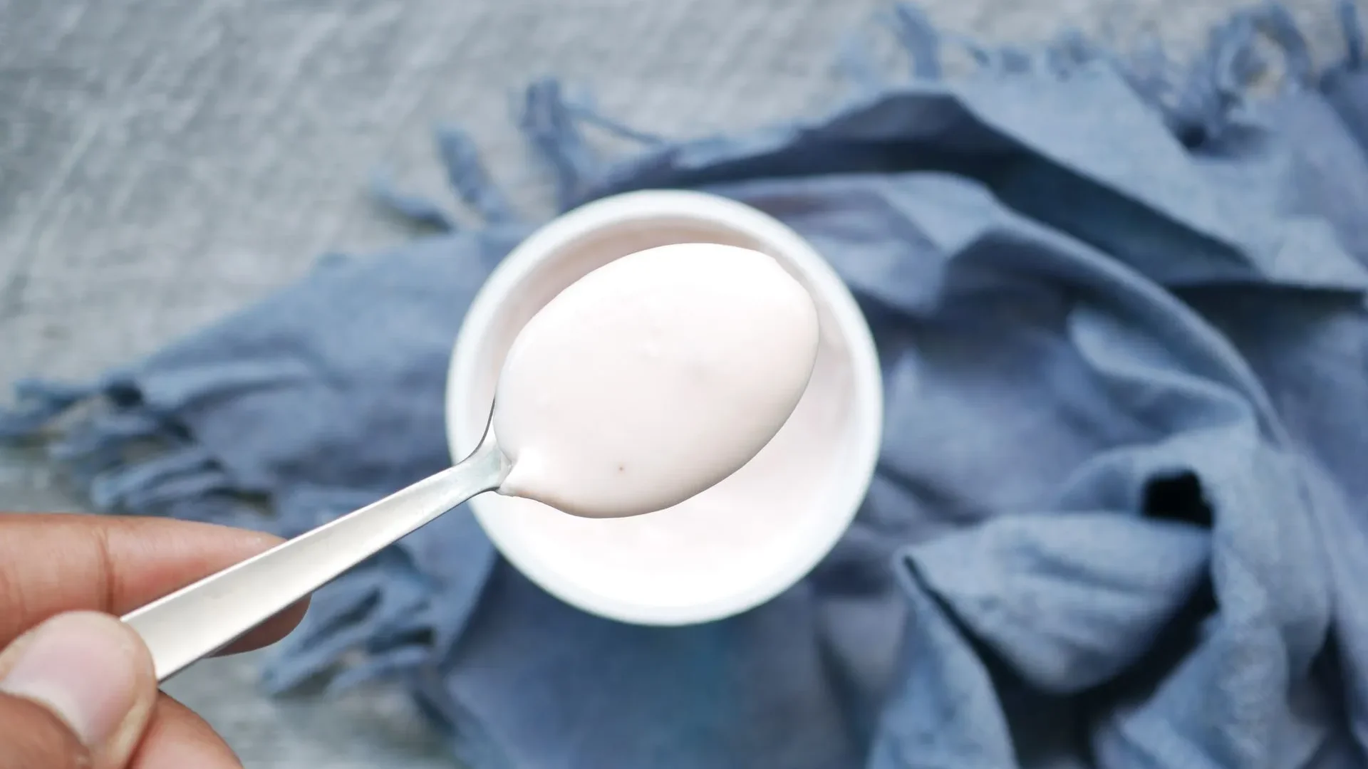  Illustration of beneficial bacteria like Lactobacillus and Bifidobacterium from yogurt entering the digestive tract, showing the living probiotic yogurt benefits for gut health.